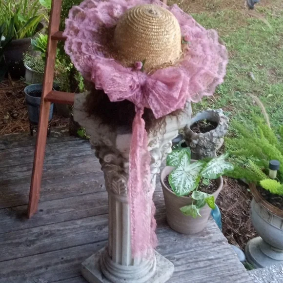 Vintage straw hat with mauve lace and floral trim - Picture 7 of 12